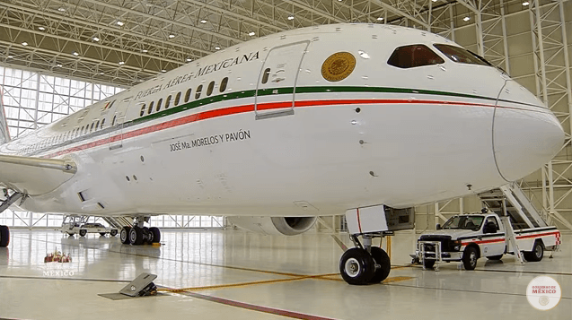 VIDEO Muestra AMLO como se ve avión presidencial por dentro