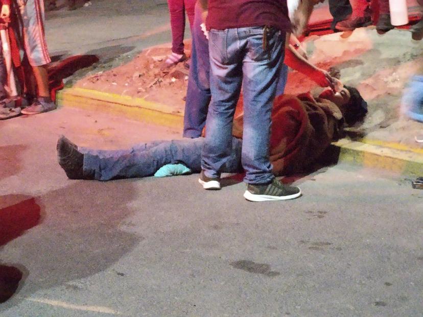 Auto embiste a motociclista y de milagro se salva en Huixcolotla 