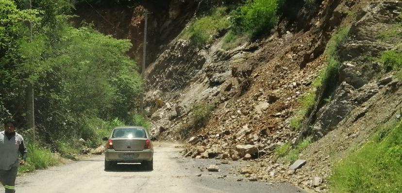 Tras derrumbe, Infraestructura libera tramo carretero en Axutla