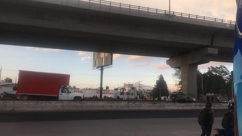 FOTOS Aparatoso accidente, tráiler aplasta varios vehículos en la México - Puebla