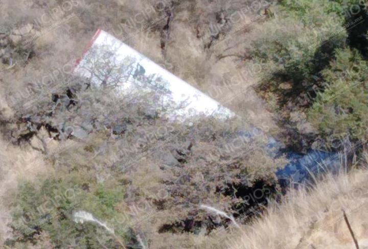 Cae tráiler a barranco en Texmelucan, el chofer queda atrapado