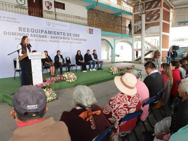 Gaby Bonilla equipa unidades Básicas de Rehabilitación en Domingo Arenas y Tlahuapan