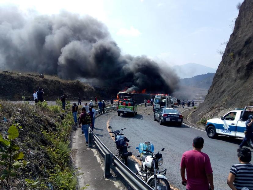 VIDEO Autobús se incinera en la Puebla - Orizaba; hay 21 muertos