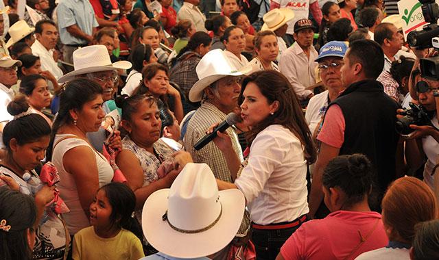 Propone Blanca Alcalá mejorar los caminos de la Mixteca