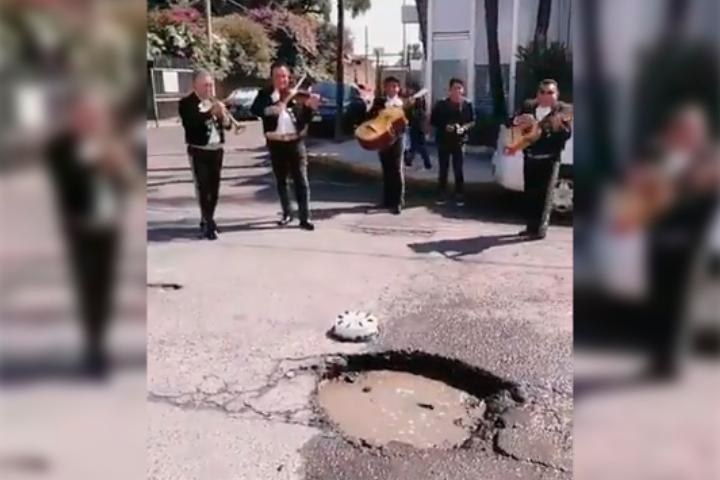 VIDEO Mariachi para uno de los baches de la capital poblana