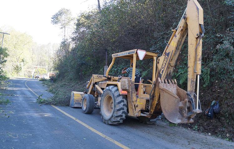 Inicia Guillermo Lobato limpieza y bacheo de vialidades en Zacapoaxtla