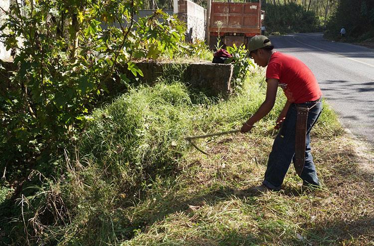 Inicia Guillermo Lobato limpieza y bacheo de vialidades en Zacapoaxtla