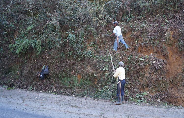 Inicia Guillermo Lobato limpieza y bacheo de vialidades en Zacapoaxtla