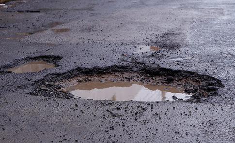 Propone Rivera que ciudadanos sean los que tapen los baches