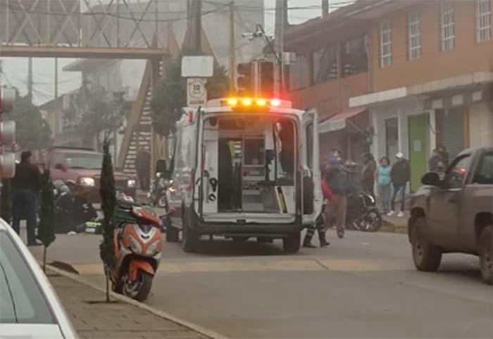 Disparan a pareja que iba en moto en calles de Zacatlán; hay un muerto