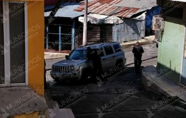 Balean a propietario de camioneta Patriot en Huauchinango