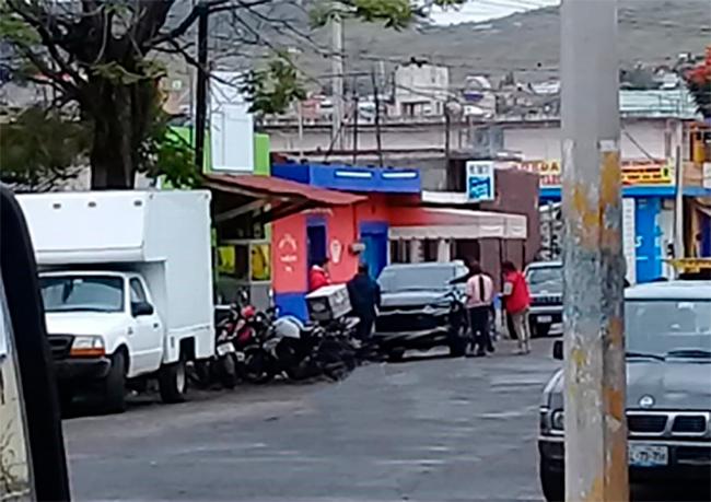 Balean camioneta de lujo frente a estudiantes en Atlixco