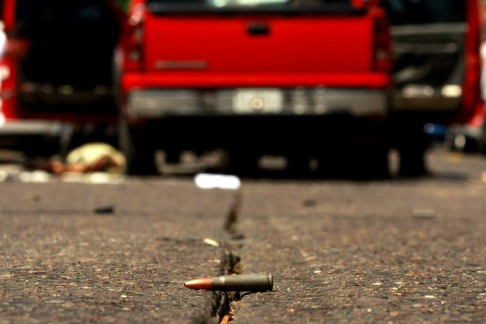 Un muerto y un herido tras balacera en pelea de gallos clandestina