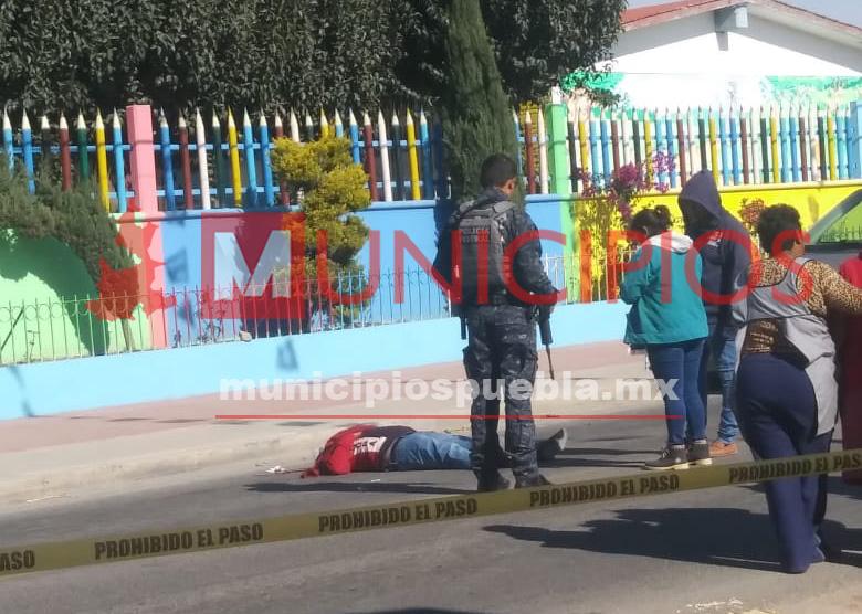Balacera frente a jardín de niños deja muerto en Tepeaca