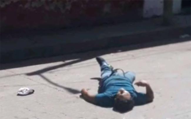 VIDEO Balacera frente a mercado de Chignahuapan deja un muerto