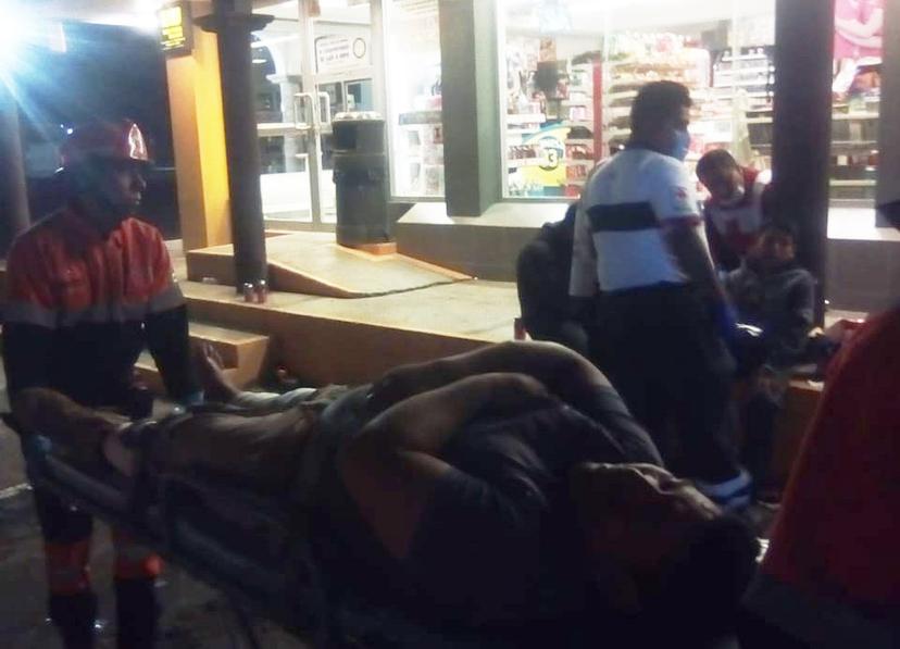 Balean a 3 afuera de un Oxxo en Tecamachalco