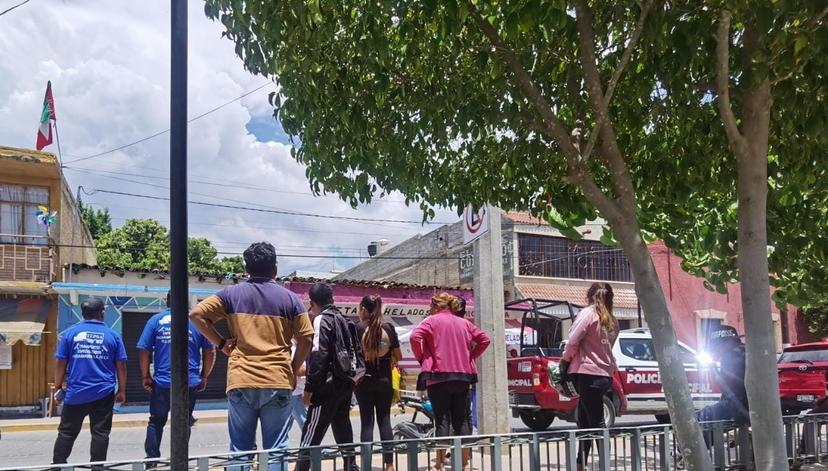 Balean al director de Obras Públicas de Ajalpan frente al palacio municipal 