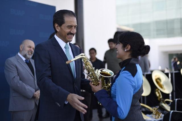 Entrega rector instrumentos a Banda de Marcha Universitaria