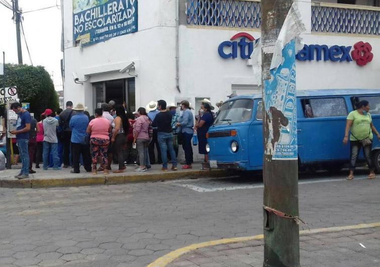 Citibanamex de Izúcar hace esperar a abuelitos sin respetar medidas sanitarias