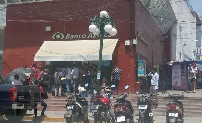 Bancos en Izúcar generan aglomeraciones pese a contingencia