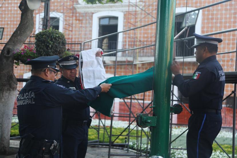 Con la bandera a media asta, recuerdan a fallecidos en Atlixco