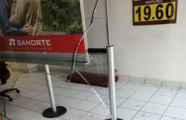 Vandalizan instalaciones de Banorte en Texmelucan