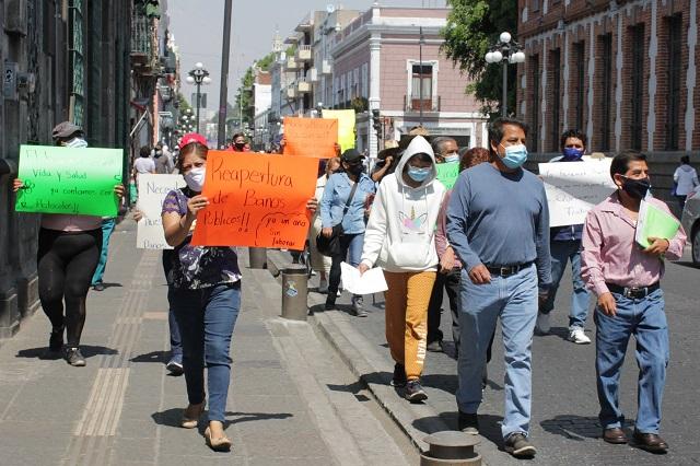 Piden dueños de baños públicos en Puebla que les permitan trabajar como a salones sociales  