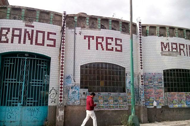 Cierran la Diagonal dueños de baños públicos, exigen apertura 