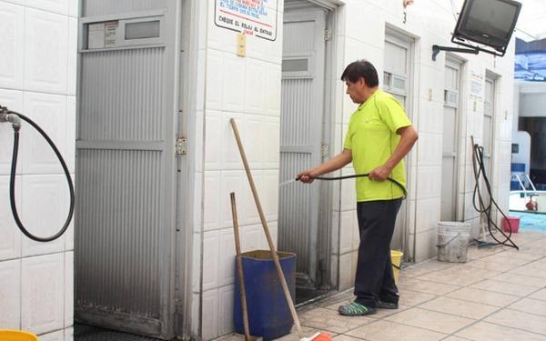 Protestan dueños de baños públicos y acusan persecución del ayuntamiento