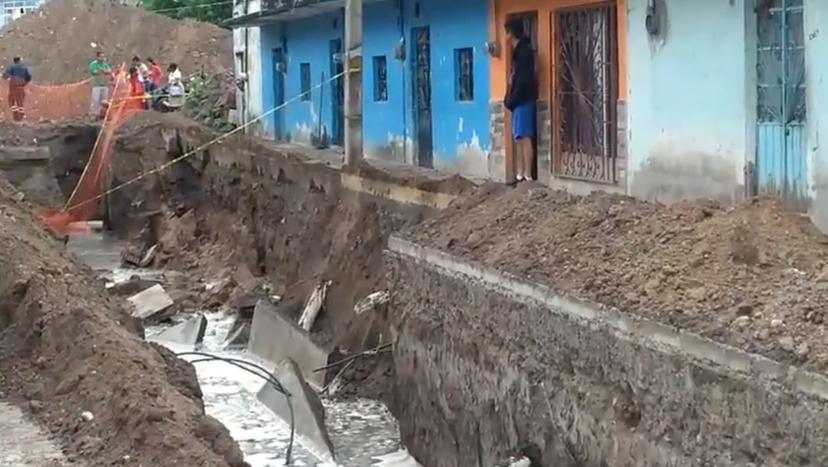 Lluvias colapsan banqueta en calle de Izúcar