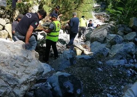 Un muerto y un herido tras caer auto a barranco en Xicotepec 