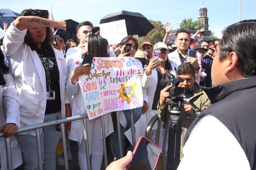 VIDEO Barbosa sale de Casa Aguayo y dialoga con estudiantes