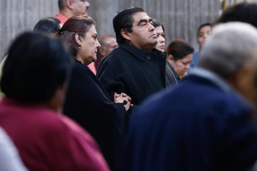 Asiste Barbosa a misa de Catedral con su esposa Rosario Orozco