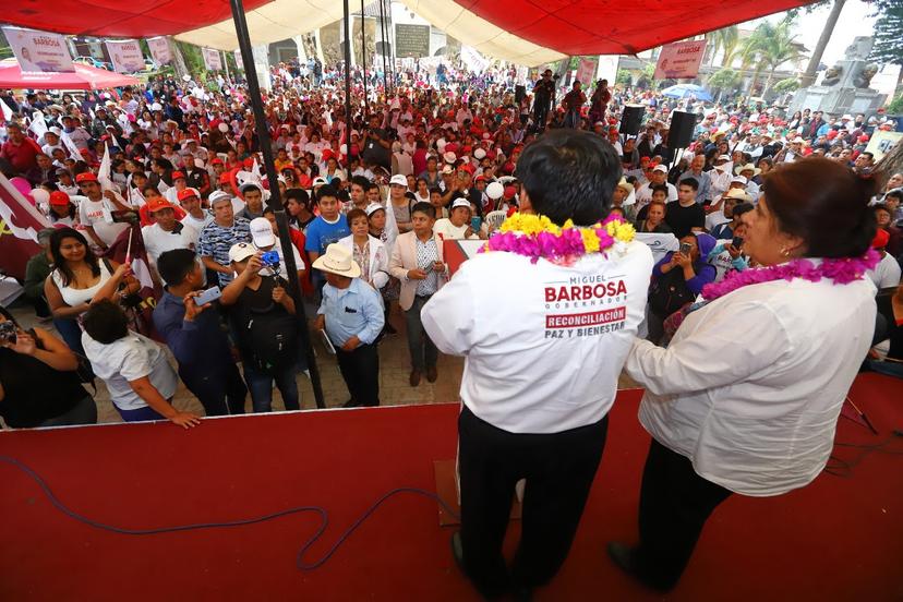 Barbosa promete rehabilitar carreteras de las sierras