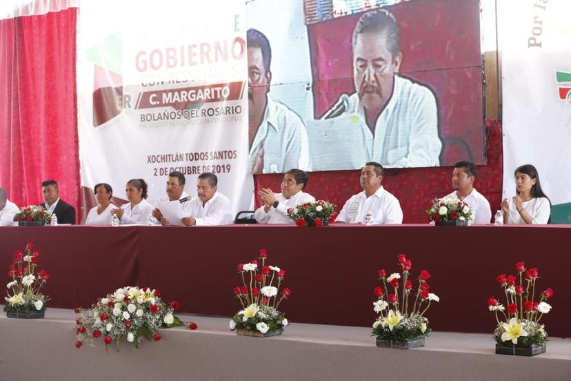 Barbosa asiste a informe de edil de Xochitlán Todos Santos