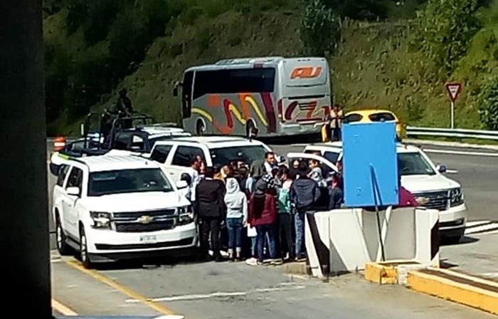 Normalistas paran convoy de Barbosa en caseta de Atempan