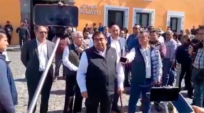 VIDEO Barbosa sale de Casa Aguayo y dialoga con estudiantes