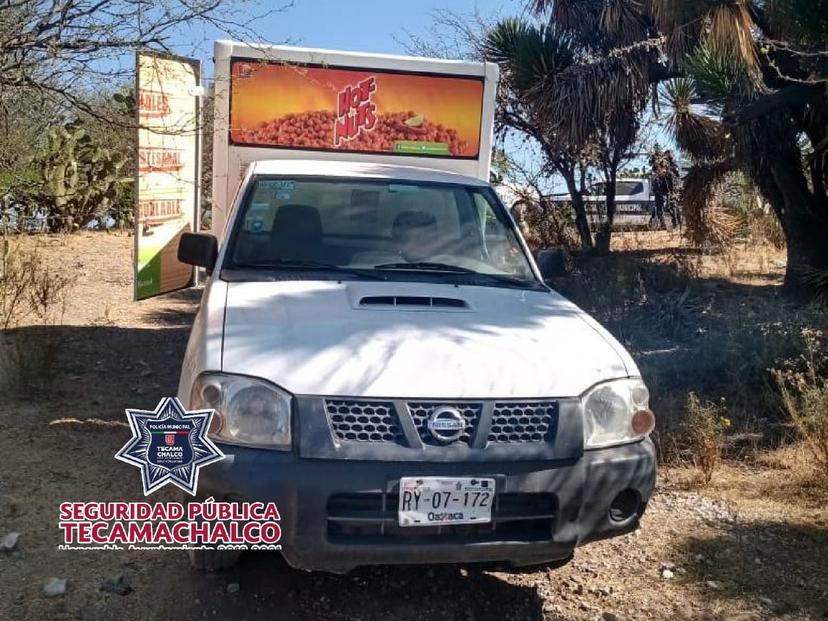 Policías recuperan camioneta de botanas en Tecamachalco