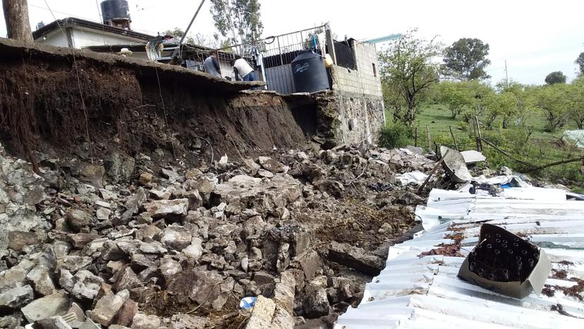 Limpian escombro en Azumiatla para evitar riesgos por lluvia