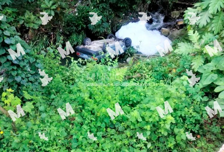 Mujer aprendía a manejar en Huauchinango y termina en un barranco