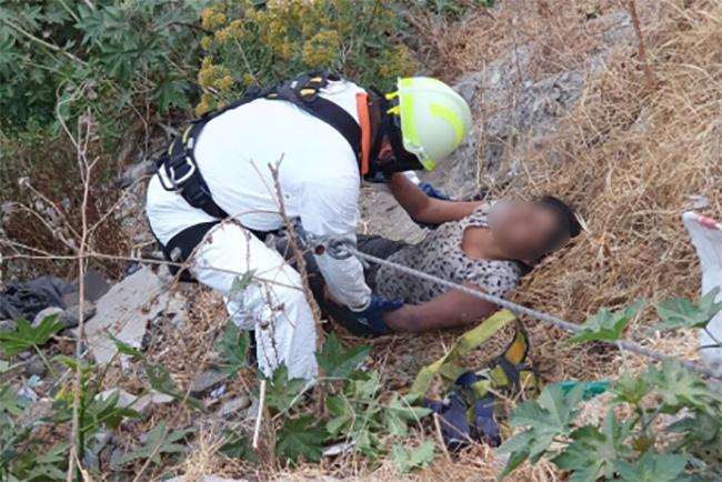 Sujetos alcoholizados caen en barranca de Teziutlán y PC los rescata