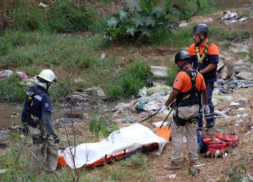 Hallan cuerpo de un hombre en barranca de Atempan