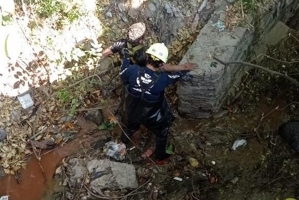 Lo encuentran degollado en barranca de Puebla