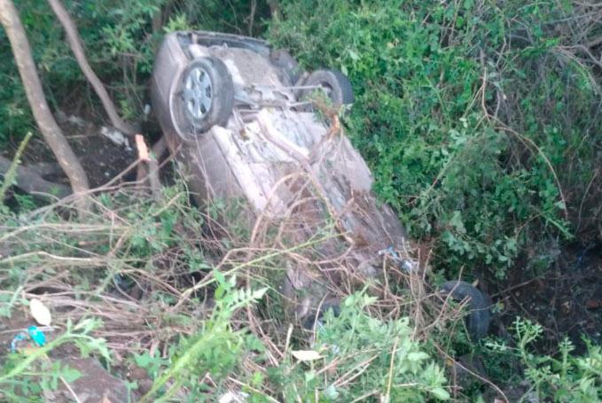 Termina auto en barranca del Infonavit de Atlixco; hay dos heridos