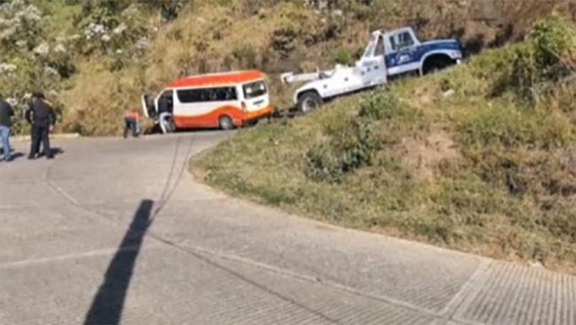 Camioneta vuelca y casi se va a un barranco en Chignautla