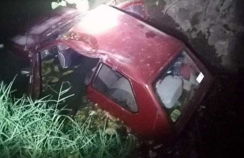 Caen con coche a barranco en Atlixco y sobreviven