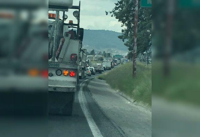 Bloquean autopista por adolescente desaparecida en Amozoc