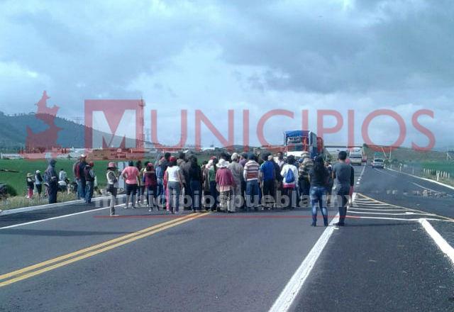 Fracasa diálogo en Cuyoaco y otra vez cierran autopista