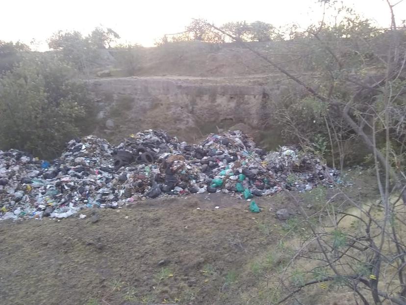 Alcalde de Tepeojuma llena de basura predios de Huaquechula