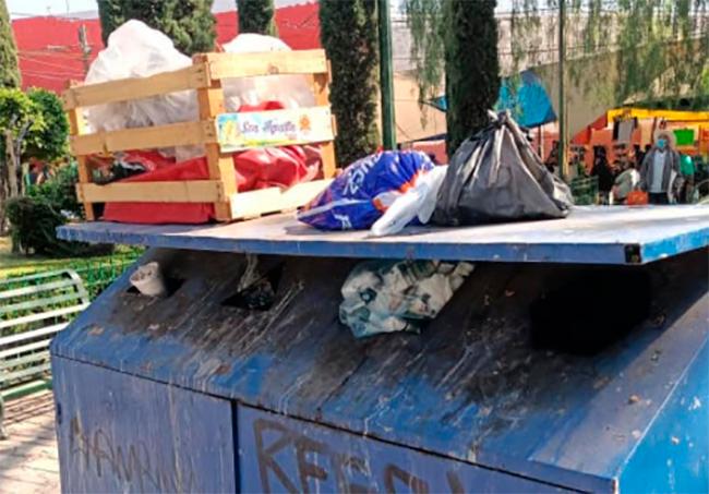 Vecinos de colonia del centro de Atlixco atiborran contenedores de basura